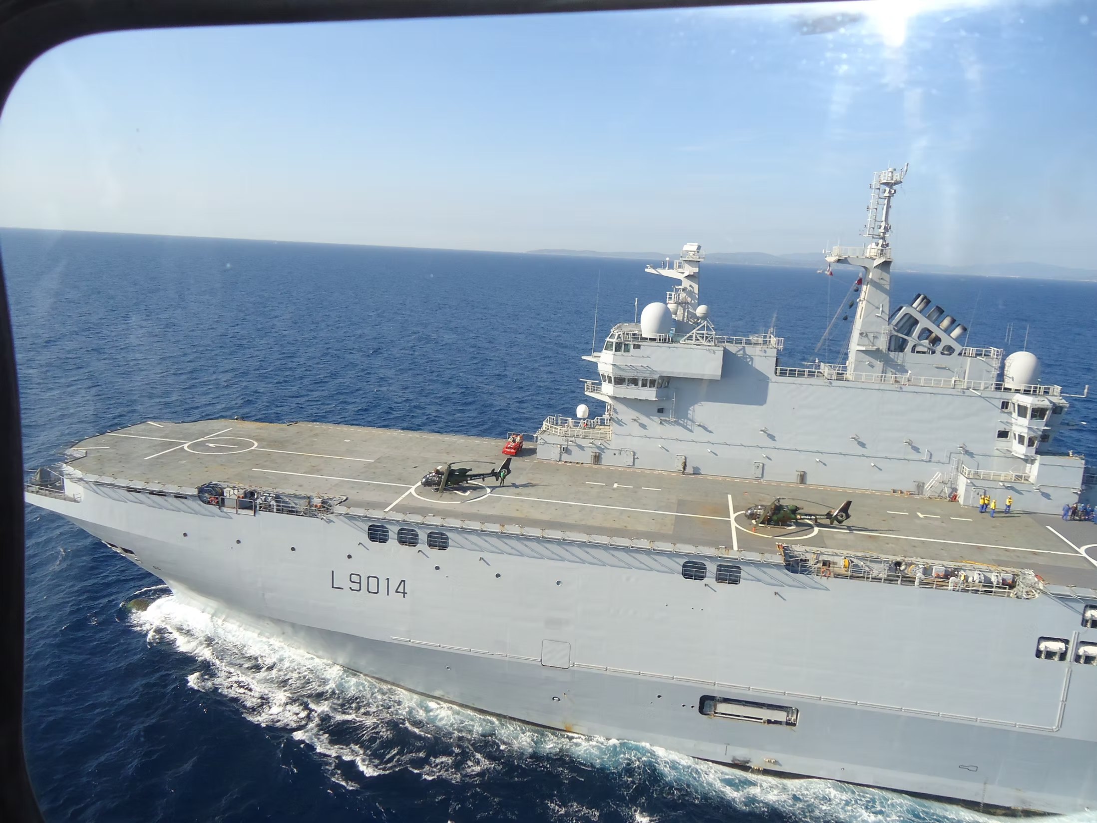 Un bâtiment de projection et de commandement, en mer.