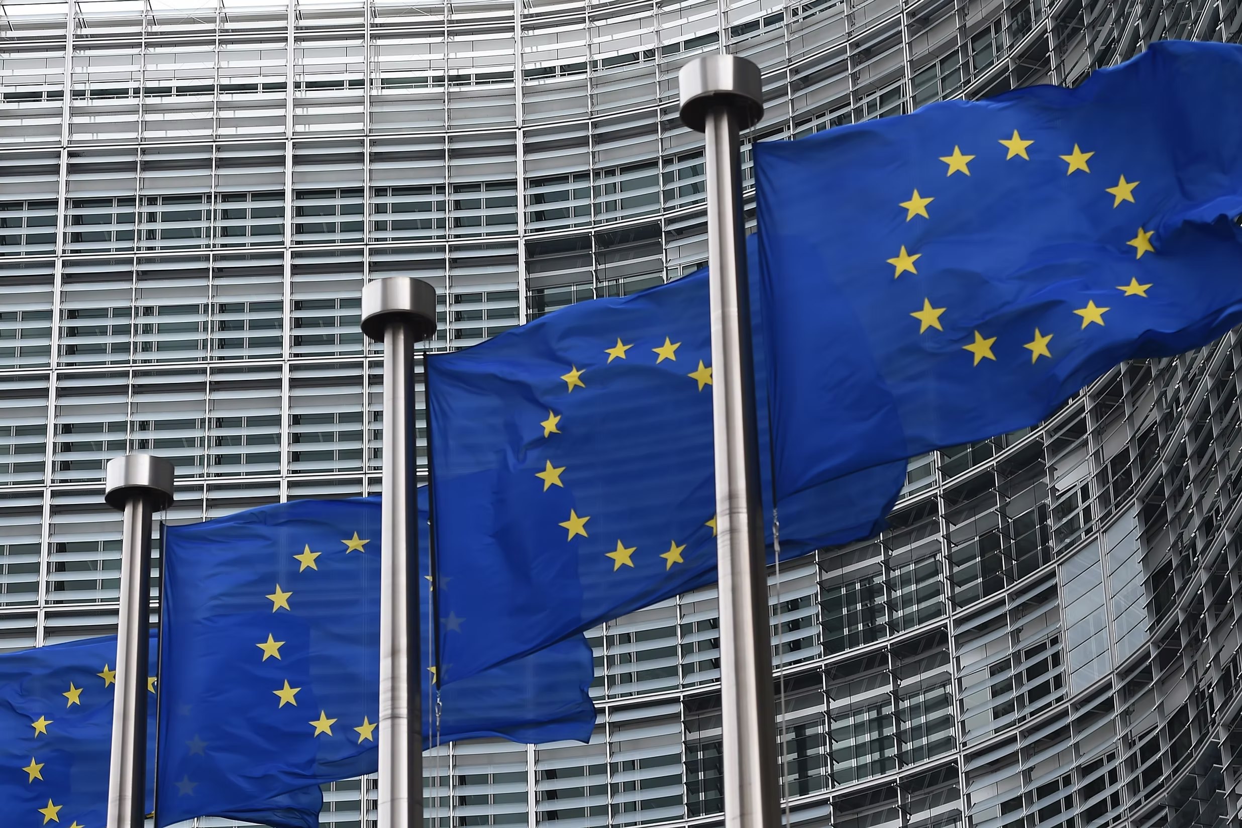Les drapeaux de l'Union européenne devant le Berlaymont, à Bruxelles.