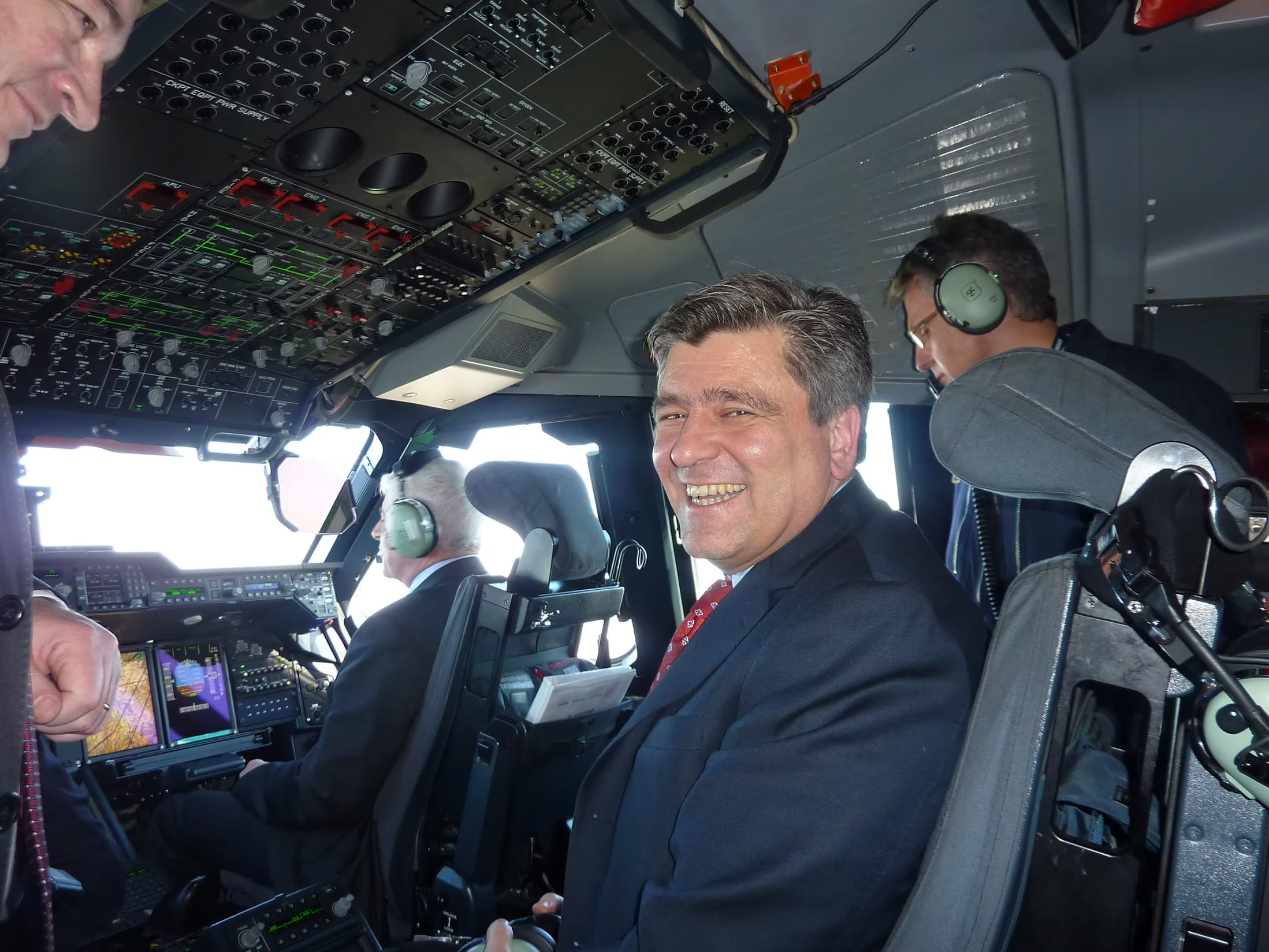 Frédéric Mauro à bord d'un appareil de l'armée de l'air.