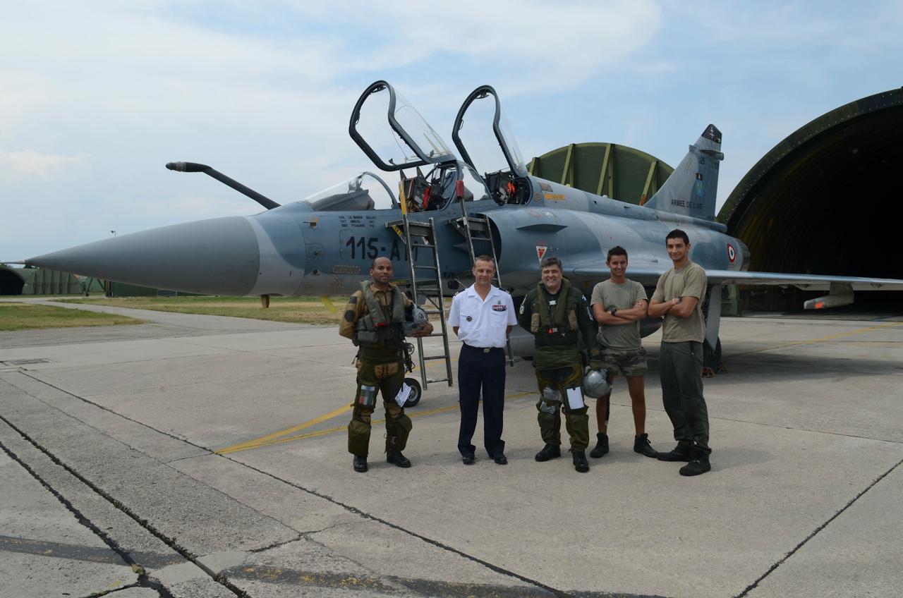 Frédéric Mauro en combinaison de vol devant un Mirage 2000, avec l'équipage et l'équipe au sol, sur la base aérienne d'Orange.