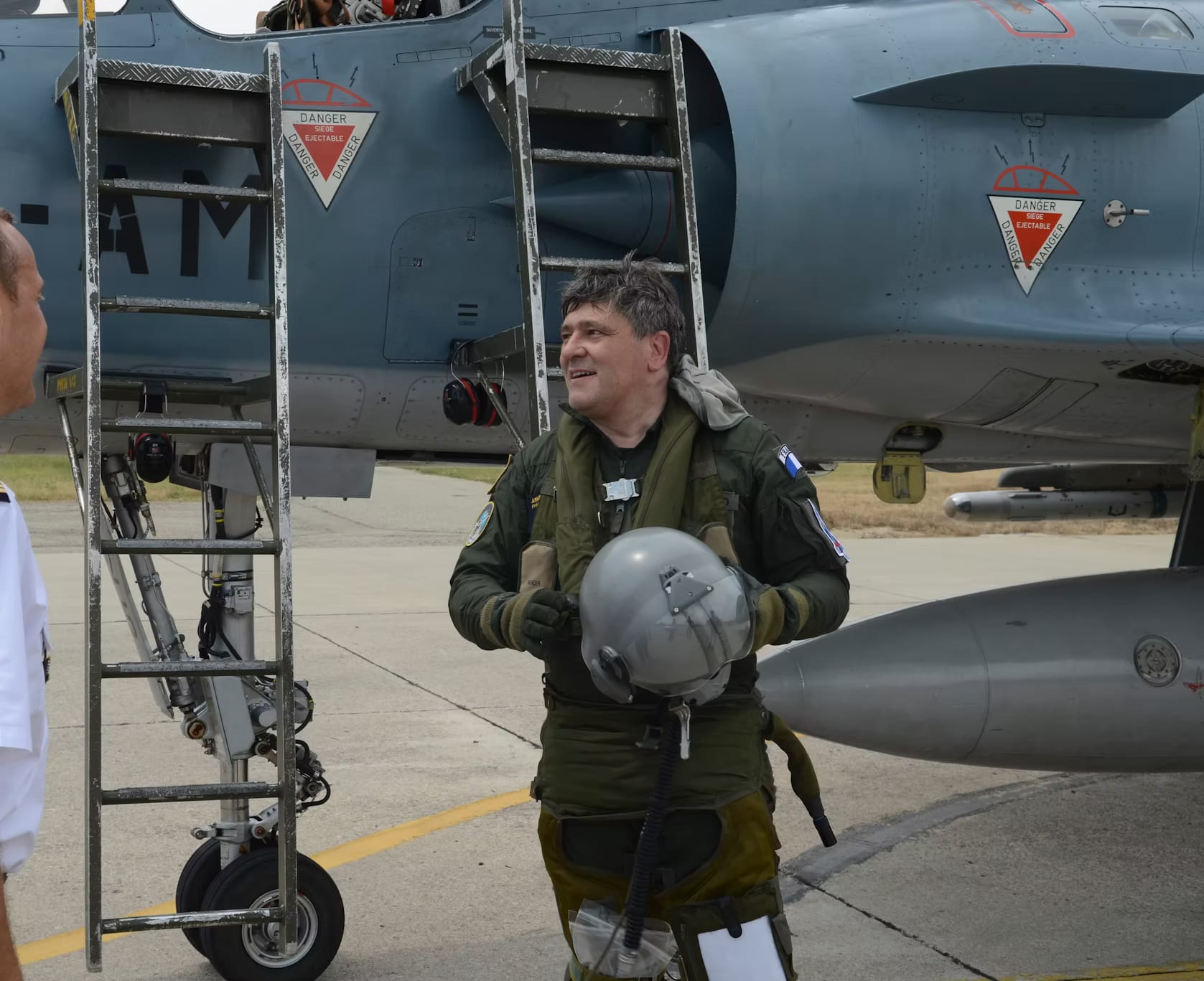 Frédéric Mauro en tenue de vol, au pied d'un Mirage 2000.