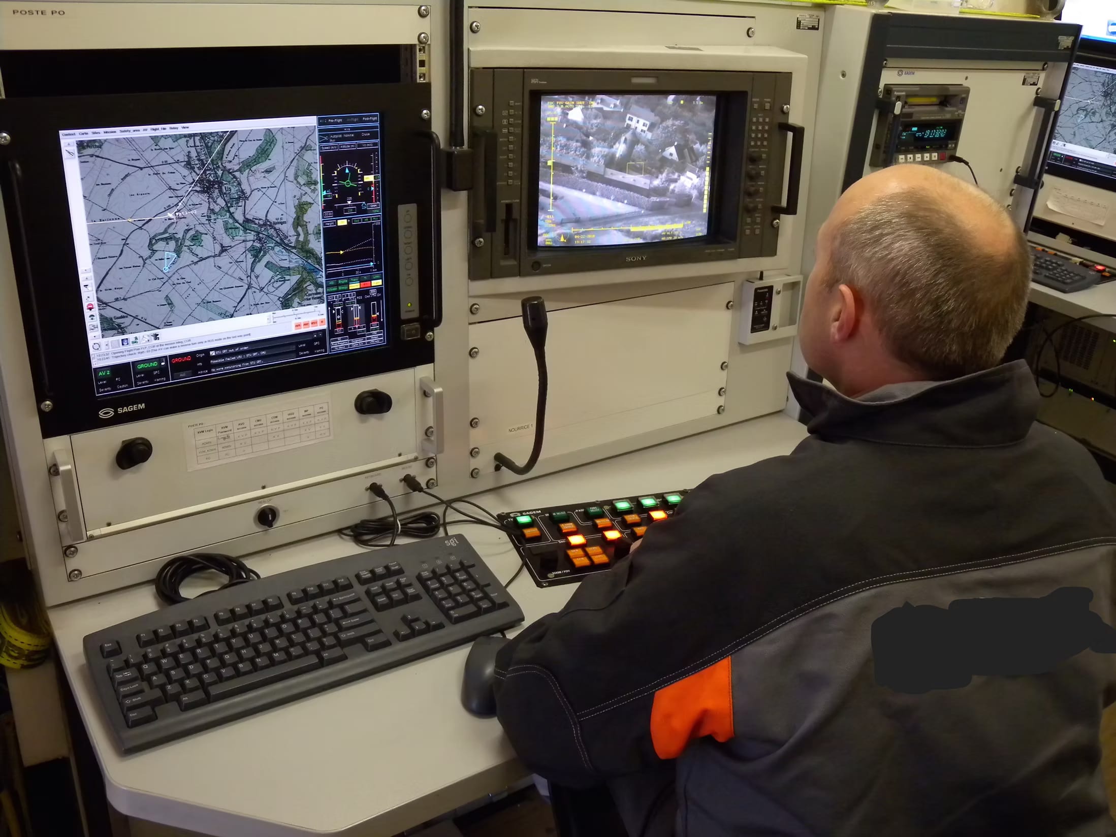Un poste de commandement et de conduite des opérations.