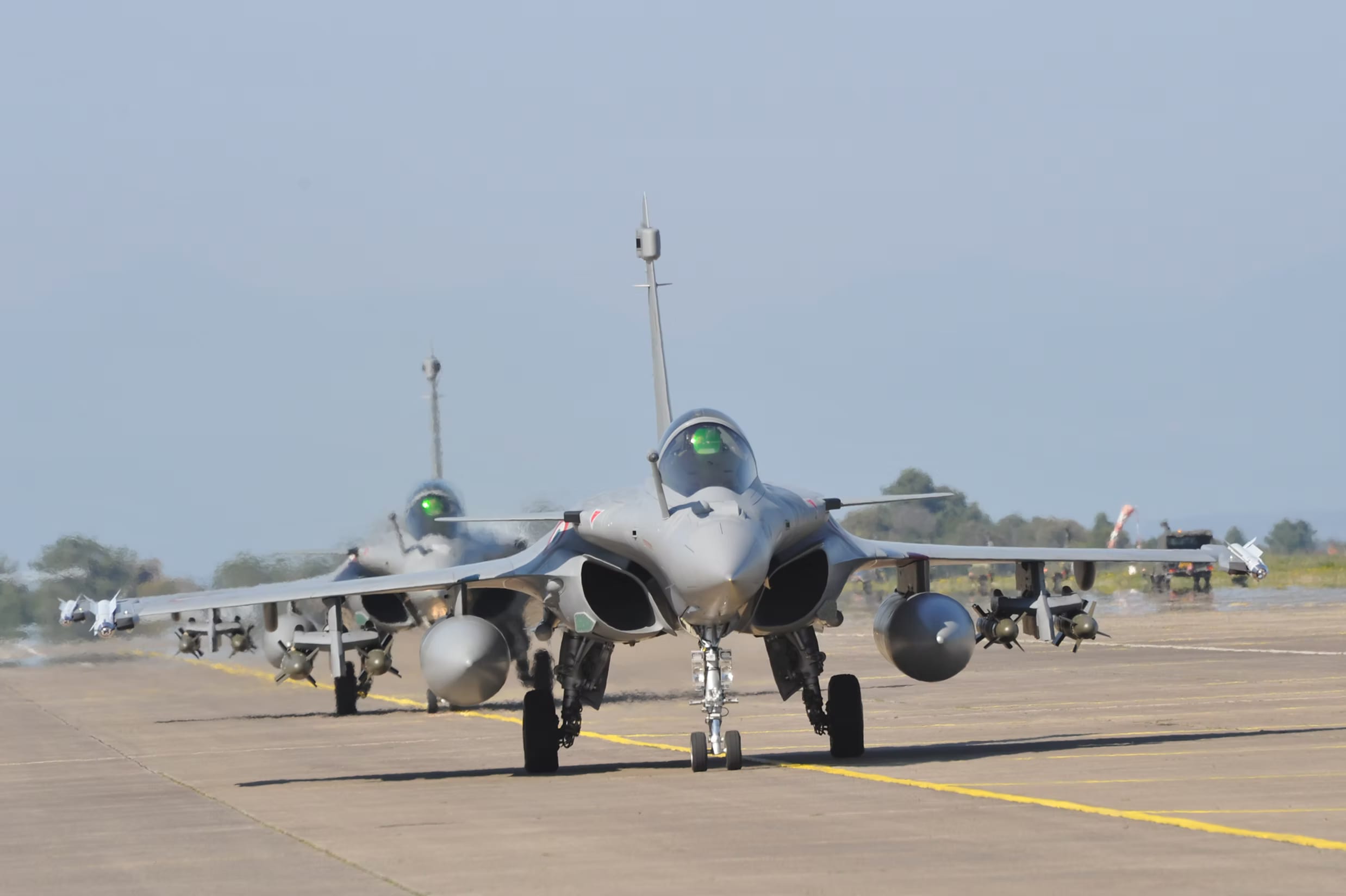 Deux Rafale au roulage, sur la base.